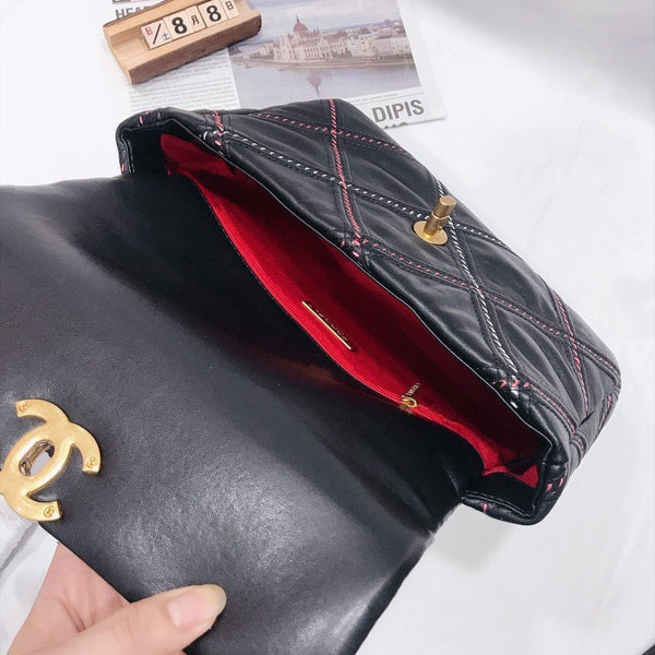 19 FLAP BAG 30CM BLACK QUILTED