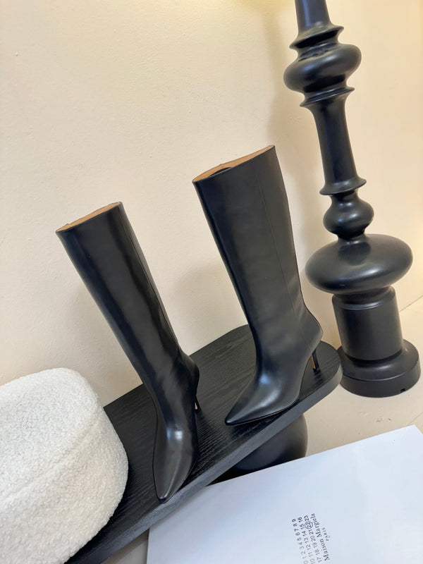 Maison Margiela Pointed Toe Riding High Boots Black in Cowhide 580445