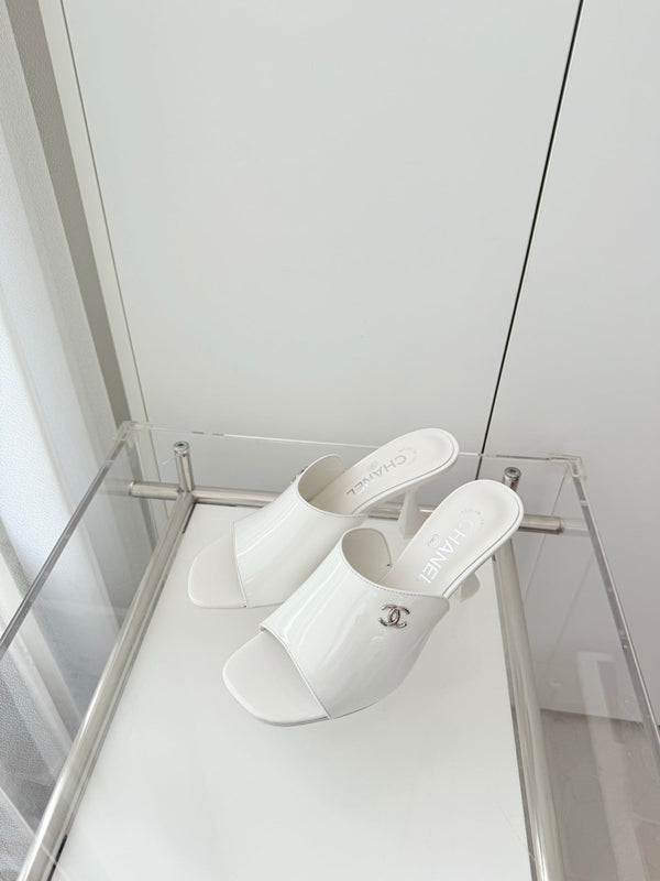 Chanel 26 Sandal 90 White in Patent Leather 597370