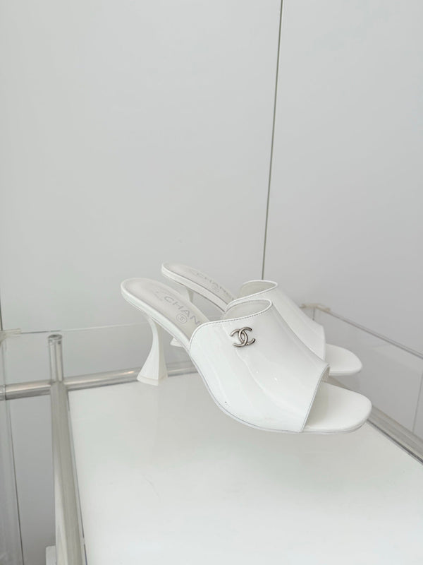 Chanel 26 Sandal 90 White in Patent Leather 597370