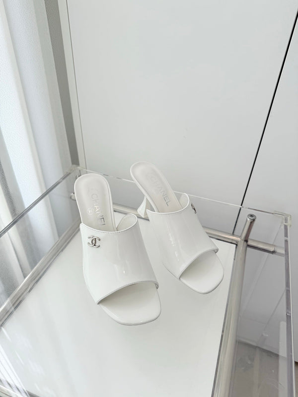 Chanel 26 Sandal 90 White in Patent Leather 597370