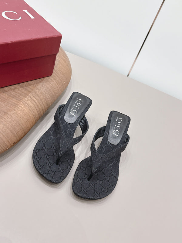 Gucci 26 Round Toe Flip-Flops 60 Black in Jacquard Fabric 739375