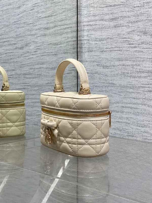CD Bow-embellished Cosmetic Bag 17.5 Beige in Lambskin 286418