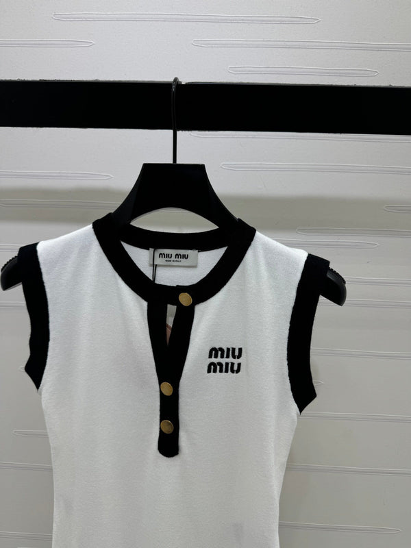 Miu 26 Crew Neck Vest White in Wool 382107