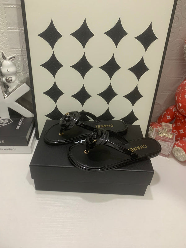 CC Camellia Thong Black Patent Leather 928606