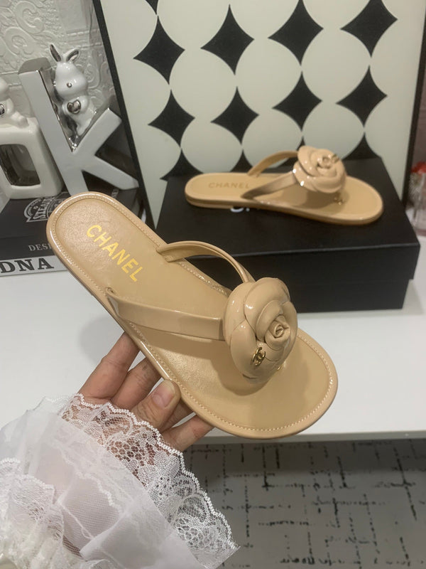 CC Camellia Thong Beige Patent Leather 928605