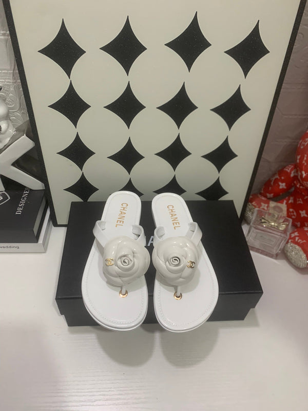 CC Camellia Thong White Patent Leather 928604