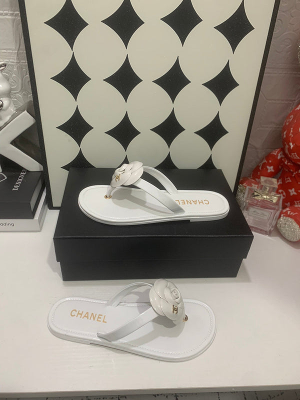 CC Camellia Thong White Patent Leather 928604