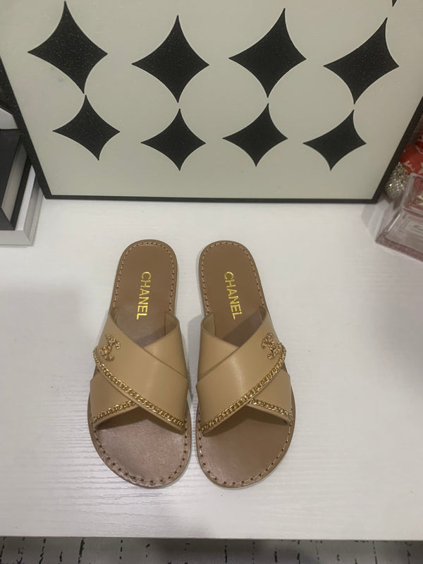 CC Chain Crossover Flat Sandals Beige Leather 928599