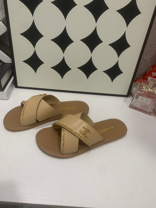 CC Chain Crossover Flat Sandals Beige Leather 928599