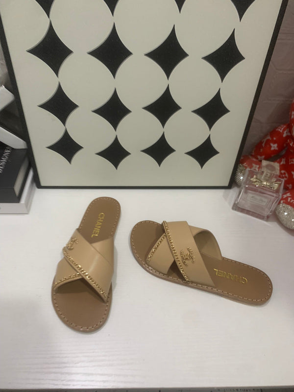 CC Chain Crossover Flat Sandals Beige Leather 928599