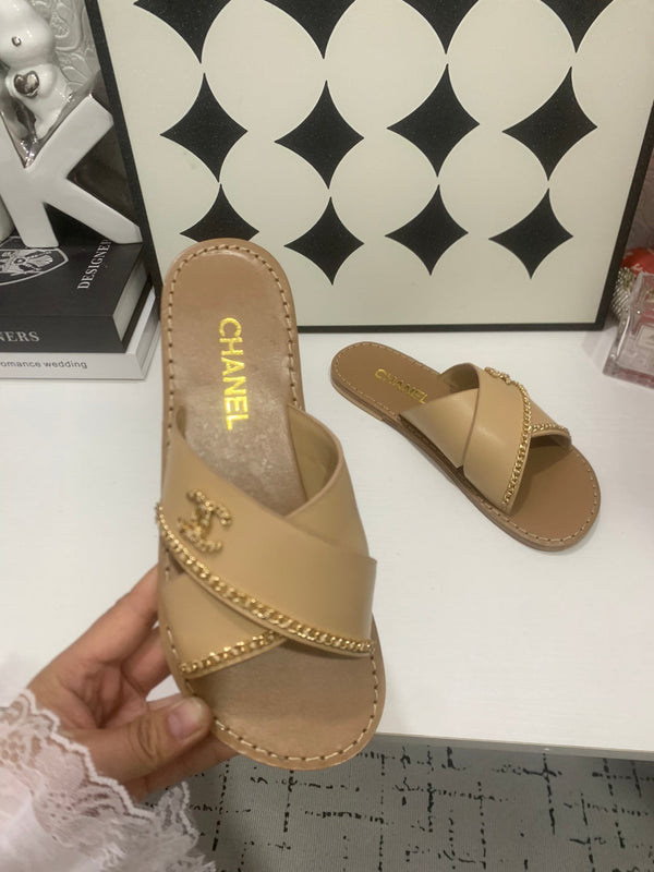 CC Chain Crossover Flat Sandals Beige Leather 928599