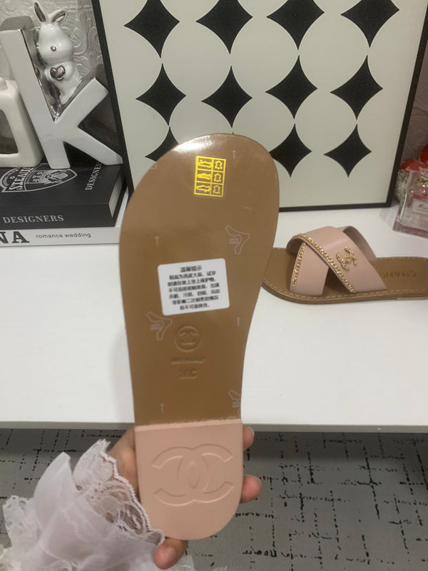 CC Chain Crossover Flat Sandals Pink Leather 928598