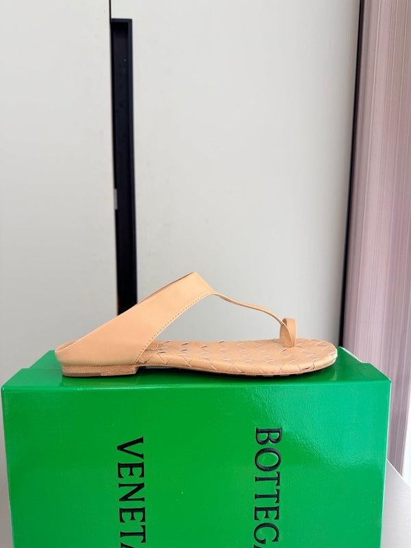 BV Livia Sandals Beige Intrecciato Leather 929496