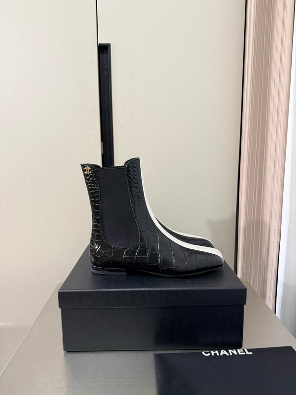 CC Métiers d'Art 2026 Short Boots Black Croc-Embossed Calfskin Patent Leather 929456