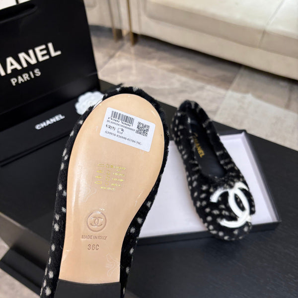 CC 26K Ballet Flats CC Logo White Black Shearling 140058