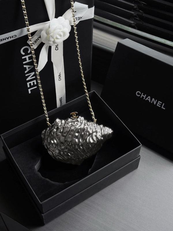 CC 26M Oyster Minaudière 17.5cm Hammered Metal Pearl
