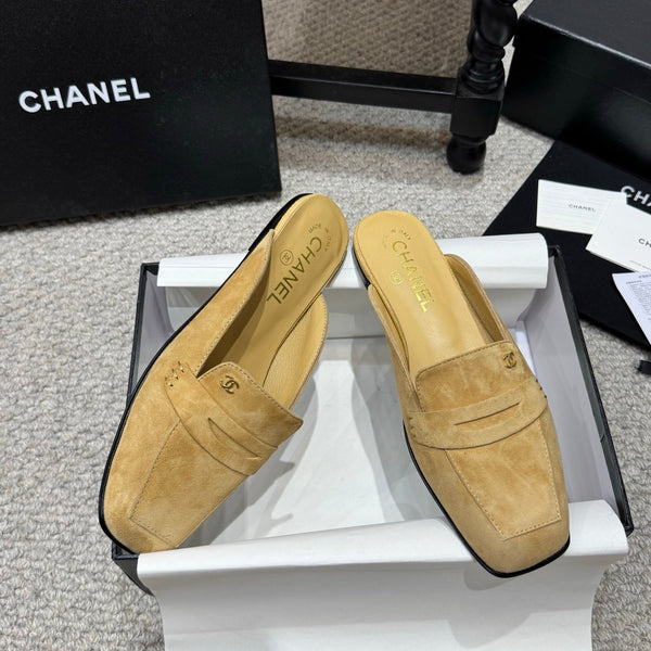 CC 26S Coco Beach Mules Buckle Suede 157329