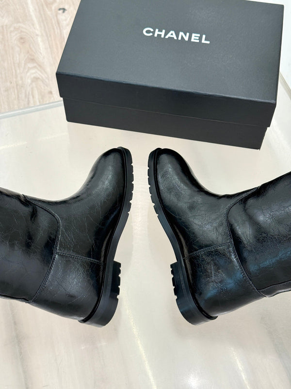 CC 26FW Riding Boots Gold-Tone Turn-Lock Strap Black Leather & Shearling 188565