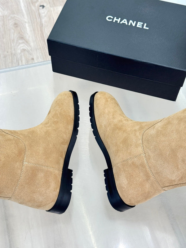 CC 26FW Riding Boots Gold-Tone Turn-Lock Strap Beige Suede & Shearling 188561