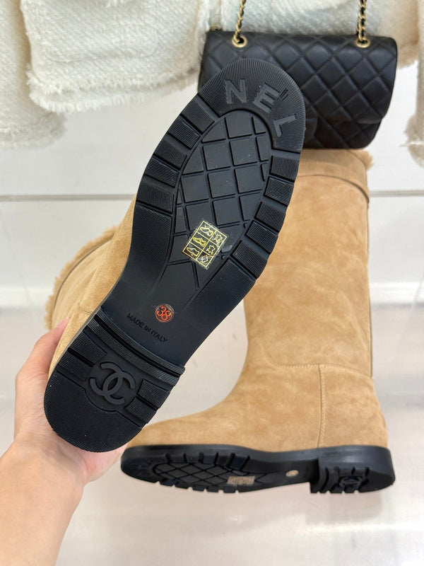 CC 26FW Riding Boots Gold-Tone Turn-Lock Strap Beige Suede & Shearling 188561