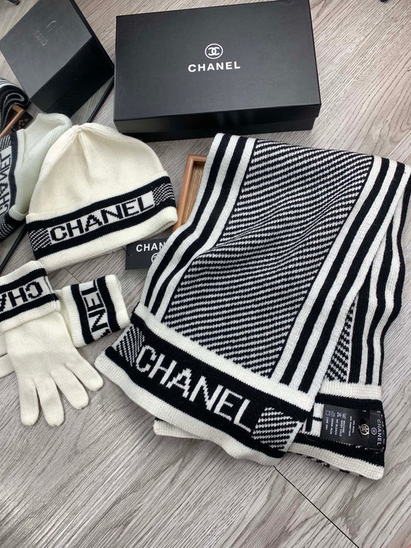 CC Hat Scarf Gloves Set White Black Jacquard Logo 475102