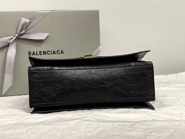 CRUSH MEDIUM CHAIN BAG 31 IN BLACK CRUSHED CALFSKIN GOLD HARDWARE