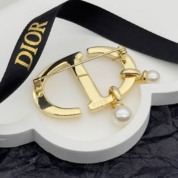 CD Brooch 172617