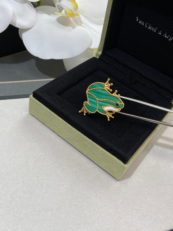 VCA Brooch 13