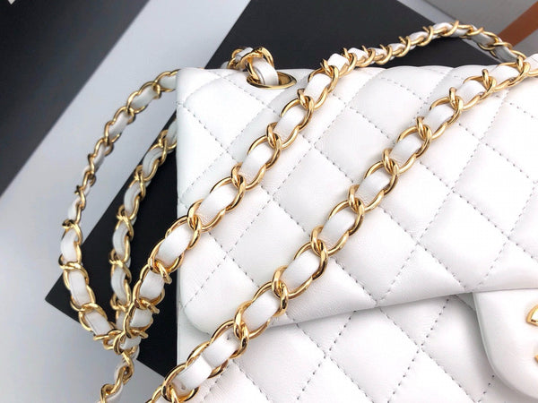 CLASSIC FLAP 25 WHITE LAMBSKIN LIGHT GOLD HARDWARE