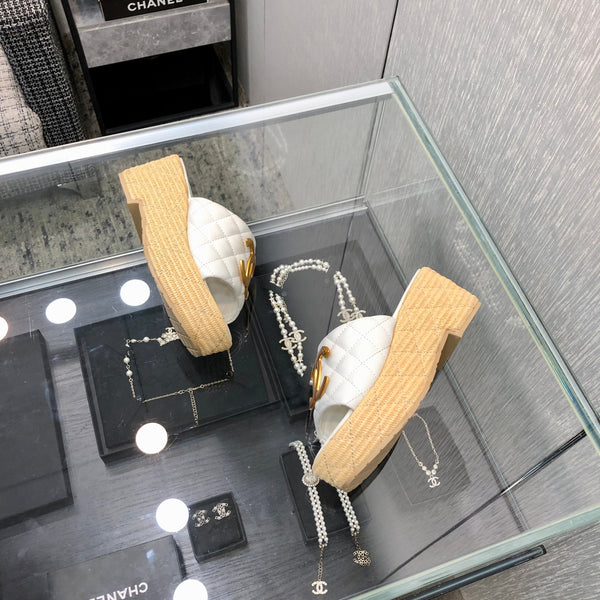 THICK SOLE WEDGE SLIPPERS IN WHITE LAMBSKIN AND BEIGE RUBBER
