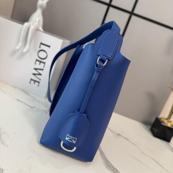 Loew Medium Bilbao Bucket Blue Smooth Calfskin 289318)
