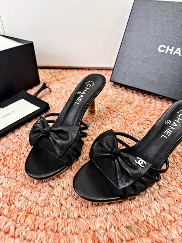 CC 26s Bow Heels Sandals Black Sheepskin 703671
