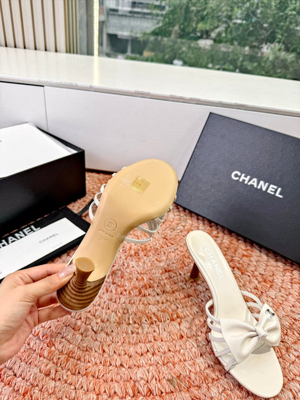 CC 26s Bow Heels Sandals White Sheepskin 703670