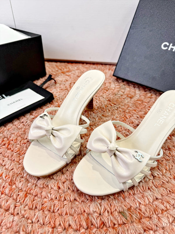 CC 26s Bow Heels Sandals White Sheepskin 703670