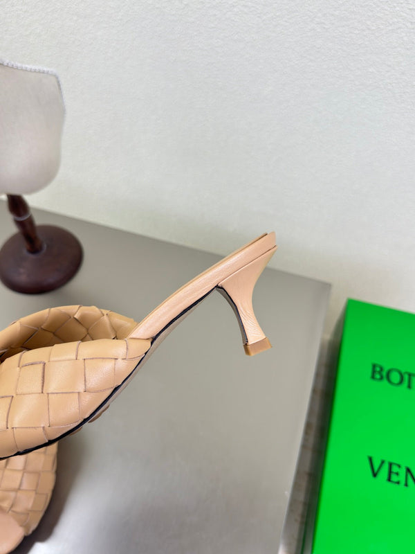 BV Blink Mule 5cm Buff Beige Intrecciato Leather