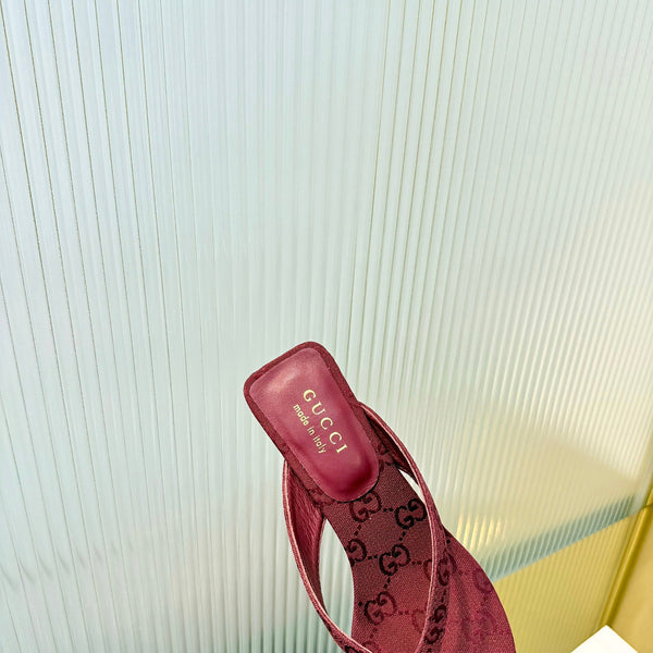 GG Vittoria Thong Sandals Red Canvas 714871