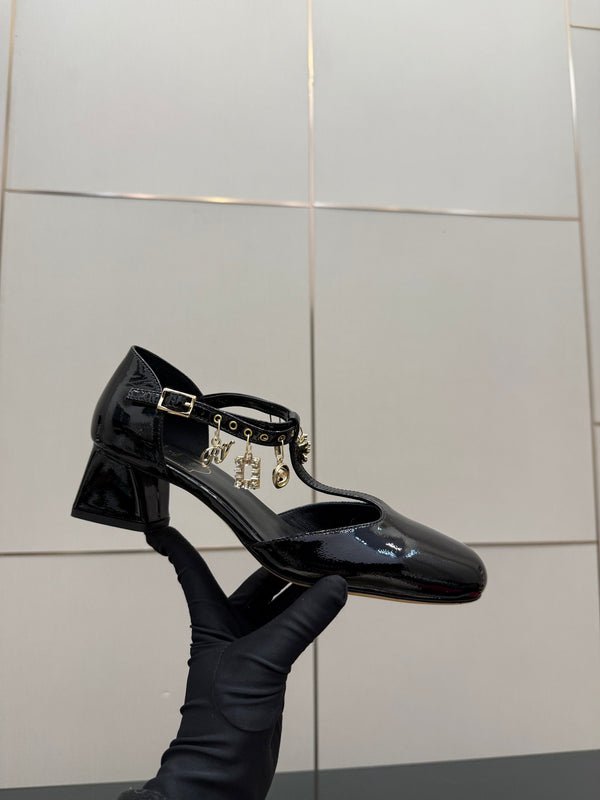 RV 26WF New T-Strap Rhinestone Strap Sandals 4.5 Black Patent Leather 629892