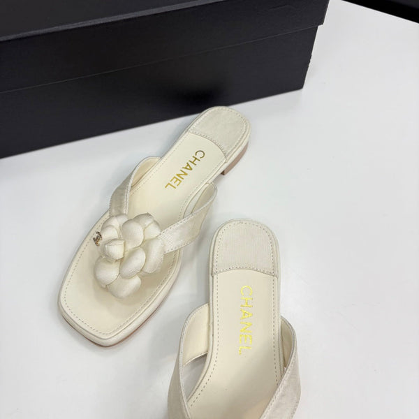 CC 25 Camellia Thong Sandals Ivory Sheepskin And Fabric 368836