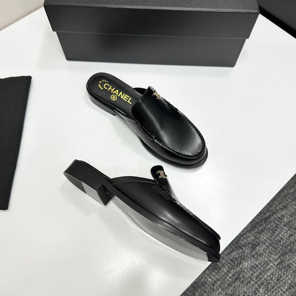 CC SS 2026 Pre Loafer Sandal Black Calfskin 630477