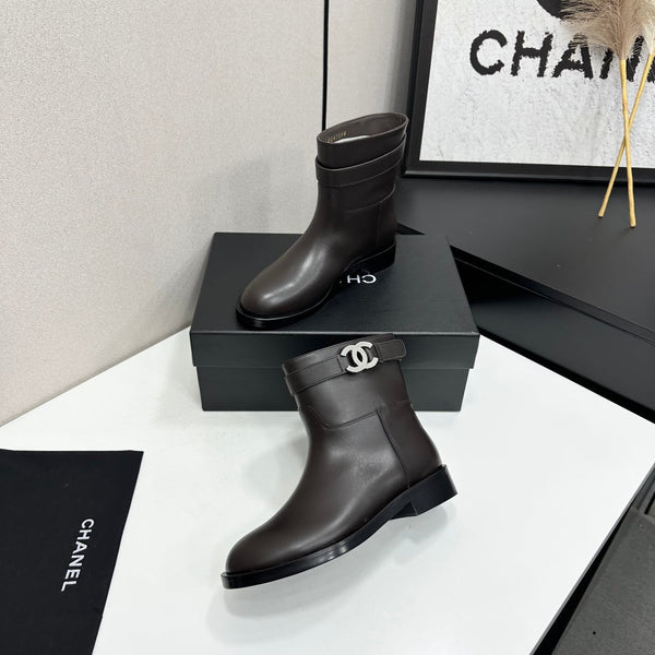CC FW 2026 Ankle Flat Boot Dark Coffee Cowhide 925676