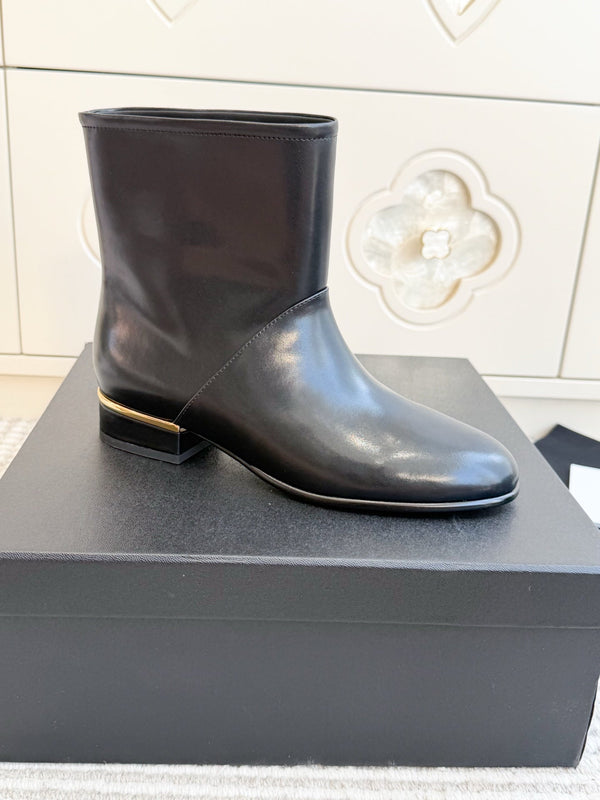 CC 26s Ankle Boots Black Leather 122042