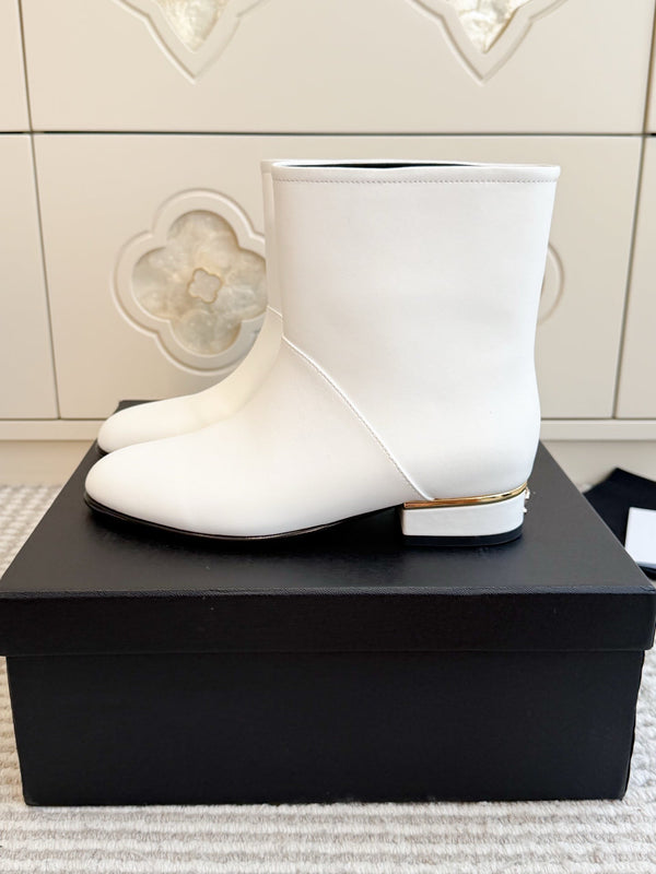CC 26s Ankle Boots White Leather 122043