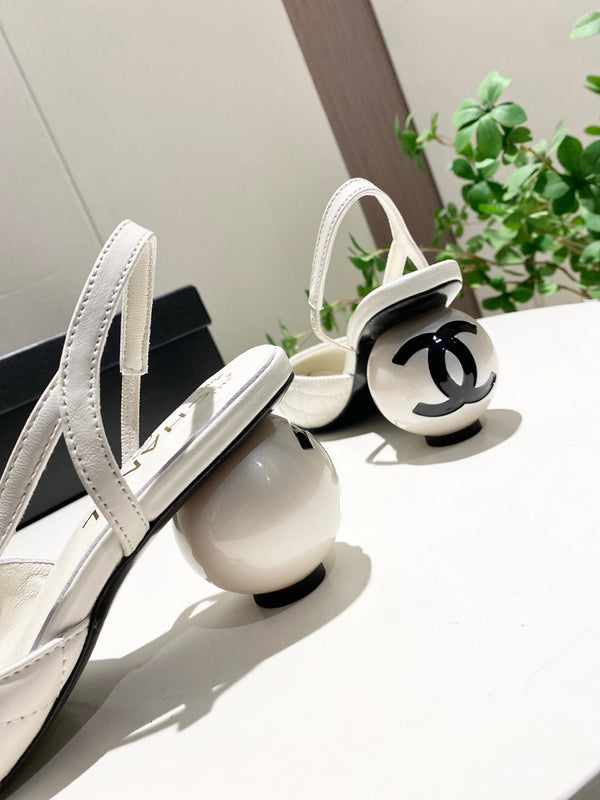 CC 26P Slingback Pearl-Shaped Heel 7cm White Black Quited Leather 767267