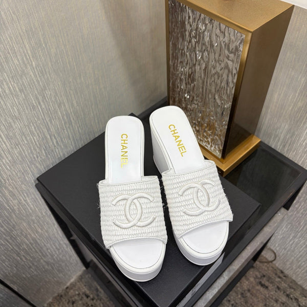 CC 26s Platform Slide White Raffia Sheepskin 688698