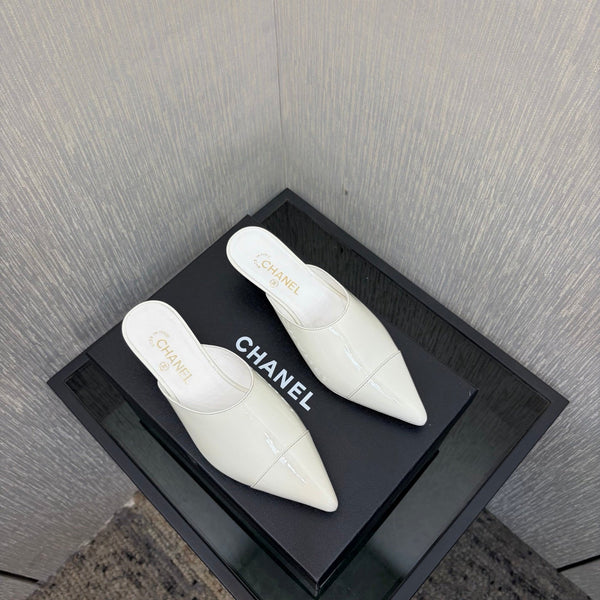 CC 2026 Pointed Toe Mule 4cm White Patent Leather 688710