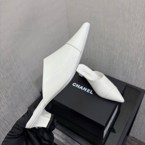 CC 2026 Pointed Toe Mule 4cm White Patent Leather 688710