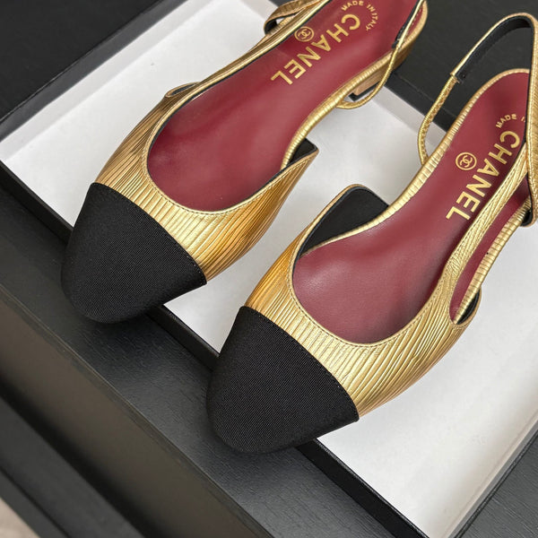 CC 26s Classic Slingback Flat Gold Black Patent Leather 907640