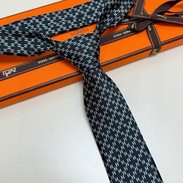 HM Subtle Logo Tie Black Twill Silk 212086