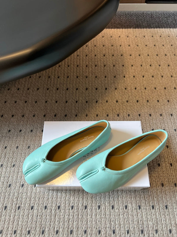 MM Tabi Shoes Flat Blue Patent Leather 828083